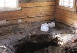 Гниль и грибок: жители одного из домов в Устюжне боятся оказаться под завалами