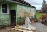 Фонтан и ныне там: вода продолжает поступать из скважины в Белозерске(ВИДЕО)