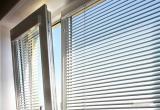 Горизонтальные жалюзи – отличный способ защититься от жары и спрятаться от солнечных лучей дома или в офисе