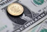 Момент избиения рублем доллара попал на видео: какая валюта победила?