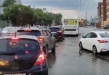 Улица Ленинградская в зоне подтопления: не работают светофоры, машины и пешеходы тонут…