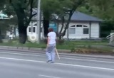 В Вологде странная женщина с палкой гуляла по проезжей части на улице Чернышевского