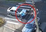 В Вологде водитель иномарки расправился с пешеходом, но не успел сделать это с нарушительницей на велике