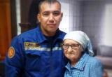 В Вологодской области сотрудник МЧС спас пожилую женщину от мучительной смерти в горящем доме