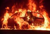 В Вологде ночью после столкновения со столбом загорелся автомобиль