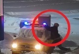 В Вологодской области дерзкий хулиган напал на  автомобиль ГАИ