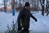 Мэр Вологды Сергей Воропанов лично утилизировал новогоднюю гостью в Парке ветеранов  