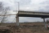 Мост с двумя автомобилями обрушился на ЖД пути: есть погибшие и раненые