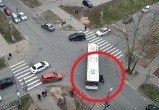 Дерзкий мотоциклист устроил неприятный инцидент с автобусом на перекрестке Гагарина-Щетинина в Вологде  