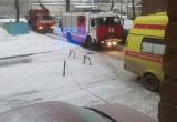 Эвакуатором извлекали машину, которая врезалась в жилой дом в Череповце