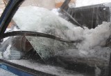 Глыба снега разбила ВАЗ 2115 в Череповце (ФОТО) 