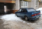 Глыба снега разбила ВАЗ 2115 в Череповце (ФОТО) 