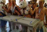 «Цирк» на выборах: Нижегородец прилетел на дельтаплане, а в Питере голосовали рыцари время (ФОТО)