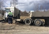 В Вологде большегруз снес пешеходный переход и съехал в кювет (ФОТО, ВИДЕО) 