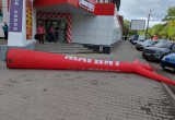 Рекламная конструкция «Магнита» упала на тротуар (ФОТО)