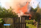 На улице Воровского горит деревянный дом