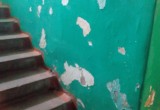Жесть города: от влажности от стен отходит краска вместе со штукатуркой