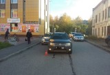 В Череповце школьник на велосипеде упал на кроссовер (ФОТО) 