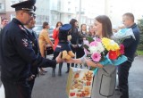Тройню полицейского Алексея Подосенова при выписке из роддома коллеги завалили подарками