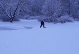 В Ковыринском парке пенсионер сам решил почистить снег на пруду и сделать каток