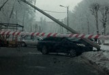 Полет на "Тойоте" по ул.К.Белова в Череповце закончился для лихача в бетонном столбе (ФОТО)