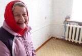 Бабушка из Стризнево стала звездой "Youtube": блогеры делают добрые дела - чиновники нервничают
