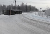 Фура "прилегла" на трассе в Вологодской области (ФОТО) 