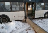 Пассажирский автобус врезался в столб ЛЭП в Вологде, уходя от столкновения с «Фордом» 