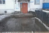 Вологда не в порядке: ул.Строителей, дом 2-а. Тротуар у дома затоплен водой