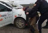 Мост ужасов: в Ярославле обезумевший пассажир набросился на водителя такси из Вологды с канцелярским ножом 