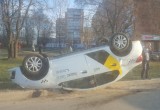 На перекрестке в Череповце перевернулась на крышу машина такси (ФОТО)