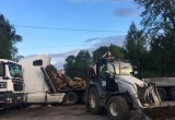 Две фуры не поделили дорогу в Вологде: машины всмятку