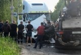 Две фуры не поделили дорогу в Вологде: машины всмятку