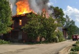 Деревянный двухэтажный дом горит в Вологде