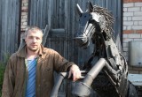 Динозавр и конь из автохлама: удивительные скульптуры создает сварщик из Кириллова (ФОТО)