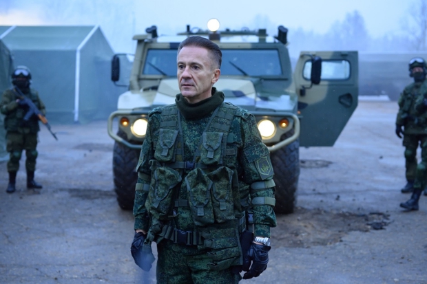 Олег Меньшиков в роли полковника спецслужб. Фото с сайта www.kinopoisk.ru