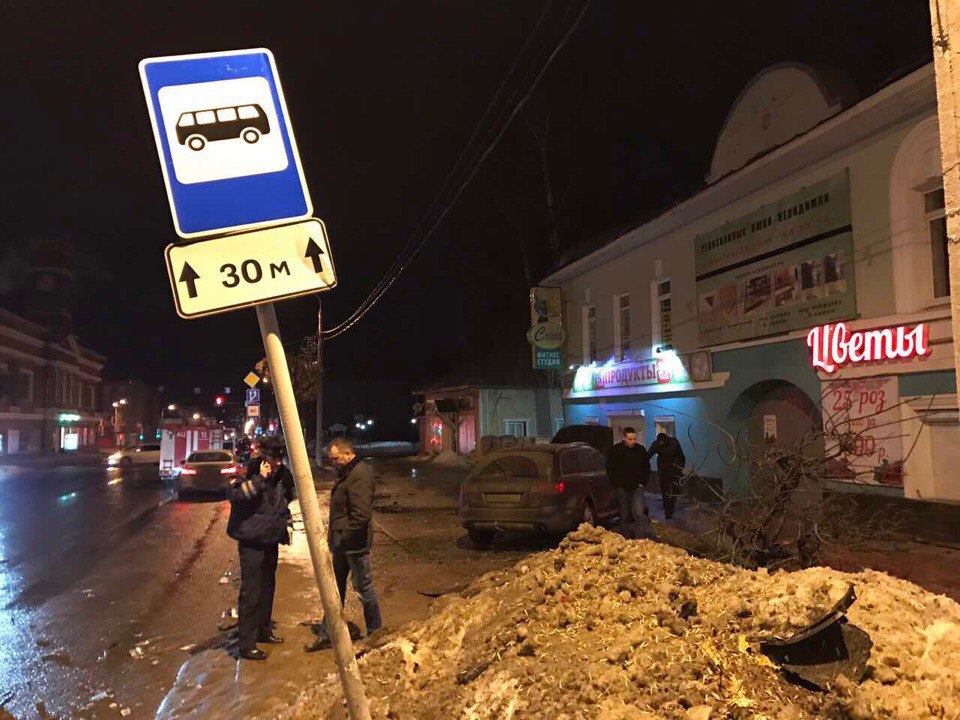 Водитель сбил трех пешеходов на улице Ленина