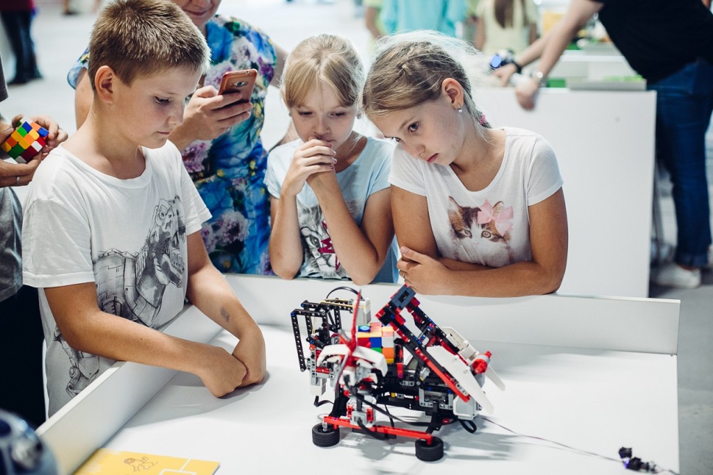 Робопарк. Выставка робототехника для детей. Выставка роботов для детей. Робот мастер класс для детей. Дети робототехника фотосет.
