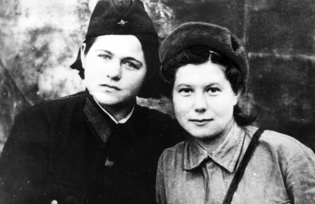1943 год. Курская дуга. Фронтовые подруги:  Мария Каракосова  (справа)   и Мария Лаврушина