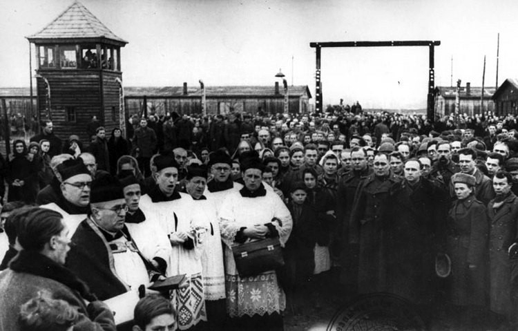 28 января 1945 года. Благодарственный молебен в честь освобождения в концлагере Освенцим, в котором приняли участие и воины  100–й Львовской стрелковой дивизии