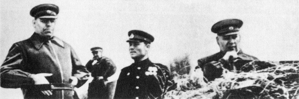 1944 год. Маршал А.М.Василевский (слева) и генерал Ф.И.Толбухин (справа) на командном пункте во время освобождения Севастополя