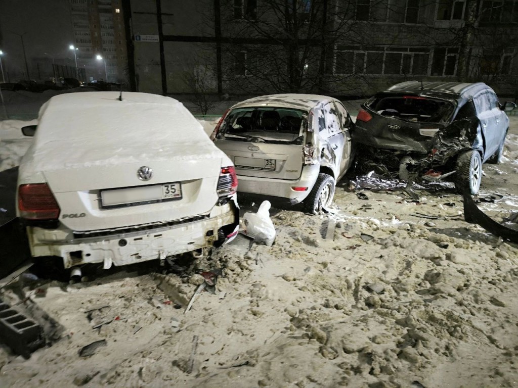 Массовое ДТП на улице Псковской в Вологде, предположительно, устроил ездюк  из соседнего региона | 04.02.2024 | Вологда - БезФормата