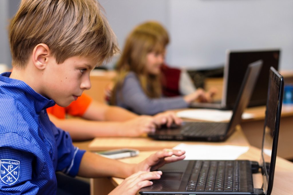 школа программирования. профессия айтишник. юный айтишник. юный программист. школьники программирование.