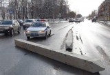 В Вологде из грузовика вывалились на дорогу железобетонные столбы