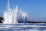 Спасатели продолжают взрывать лед на реках Великого Устюга