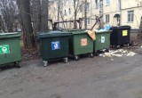 Контейнеры для раздельного сбора мусора сломали в одном из дворов Вологды