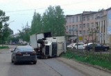 В Вологде опрокинулся грузовик