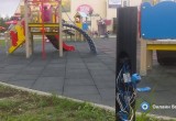 На детской площадке возле ДК ПЗ маленькие вологжане рискуют получить электротравму