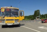 В Грязовецком районе байкер протаранил школьный автобус