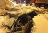 В Череповце экскаватор уничтожил ковшом автомобиль (ФОТО)